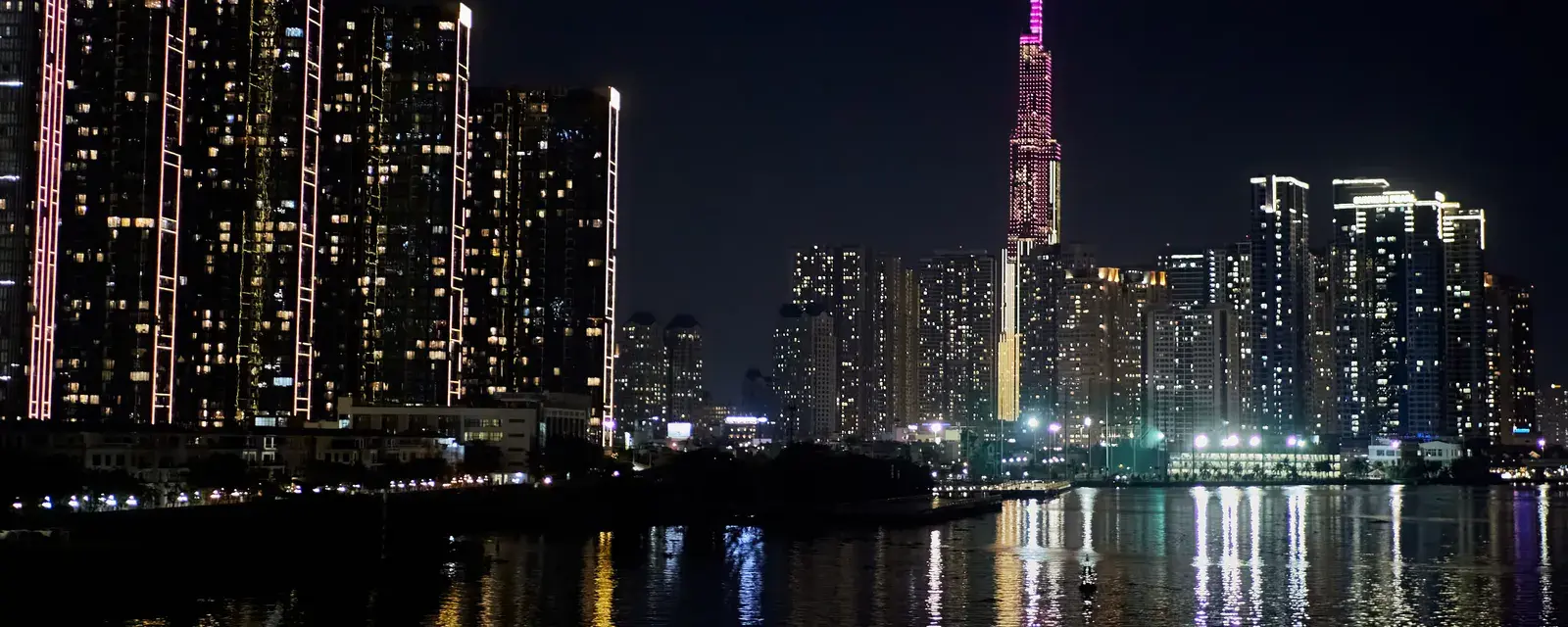 Landmark 81 và bờ sông Sài Gòn về đêm